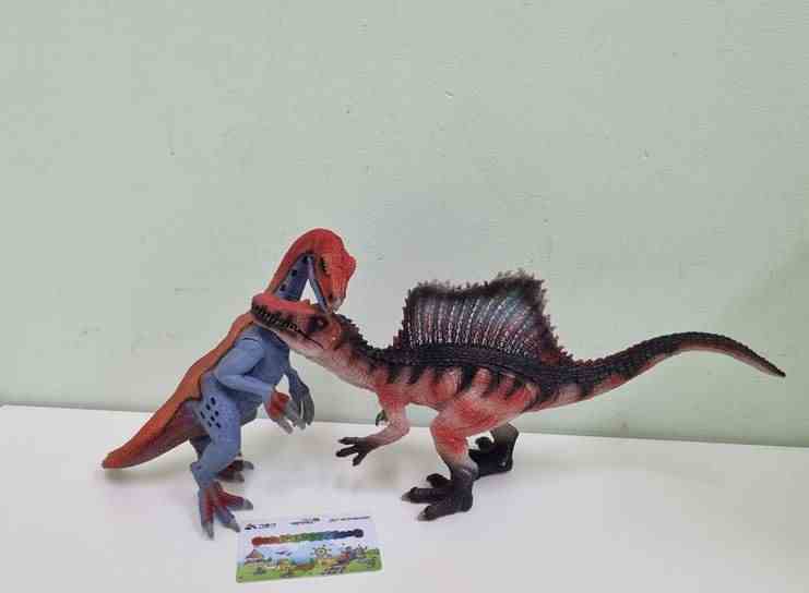 중형공룡(스피노사우루스/테지노사우루스)
